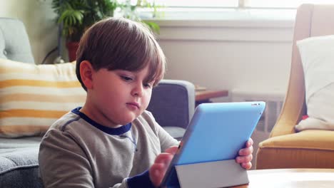 Niño-Usando-Tableta-Digital-En-La-Sala-De-Estar-4k