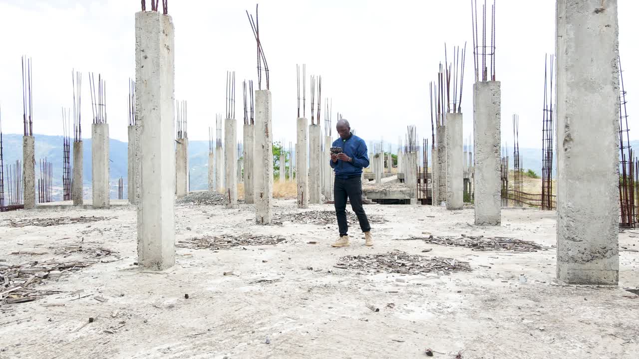 무인 항공기 조종사를 운영하는 아프리카 엔지니어 검사관 감시