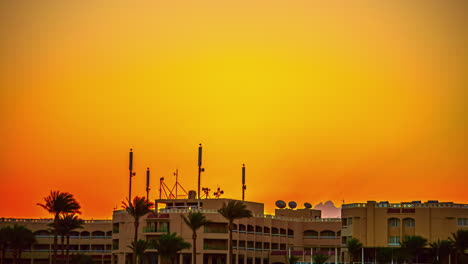 Torres-De-Antena-De-Telecomunicaciones-Y-Antena-Parabólica-En-La-Azotea-Del-Edificio-Del-Hotel-Contra-El-Cielo-Dorado-Del-Atardecer