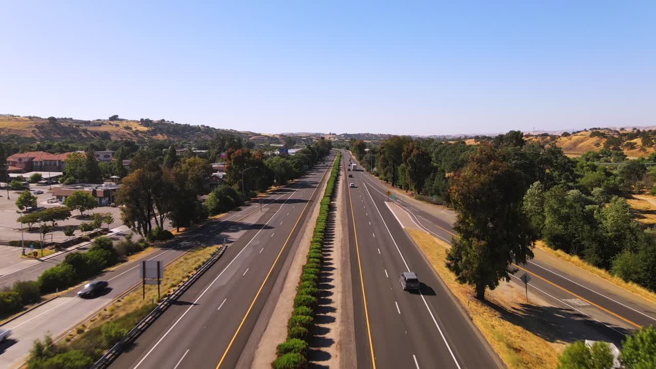 san luis obispo california의 101번 고속도로를 따라 운전하는 교통의 훌륭한 항공 샷