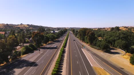 Eine-Ausgezeichnete-Luftaufnahme-Des-Verkehrs,-Der-Entlang-Der-Autobahn-101-In-San-Luis-Obispo-Kalifornien-Fährt