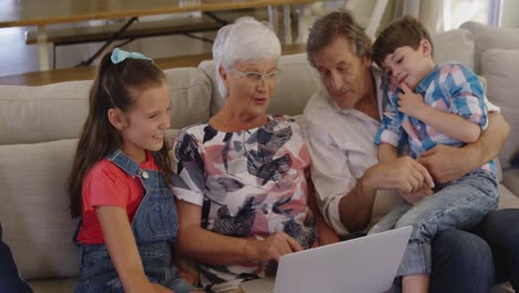 la familia pasa tiempo juntos en casa