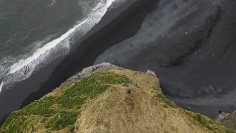 Island-Reynisfjara-Schwarzer-Sandstrand-Mit-Basaltsäulen-Luftdrohne