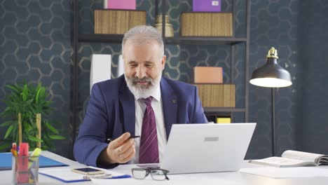 hombre de negocios con déficit de atención.