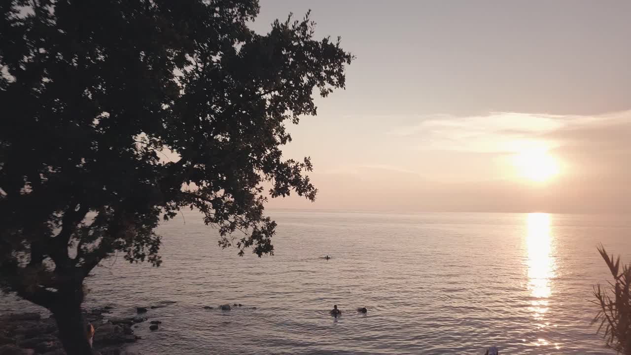 imágenes de drones con colores degradados sobre las playas y los mares de croacia