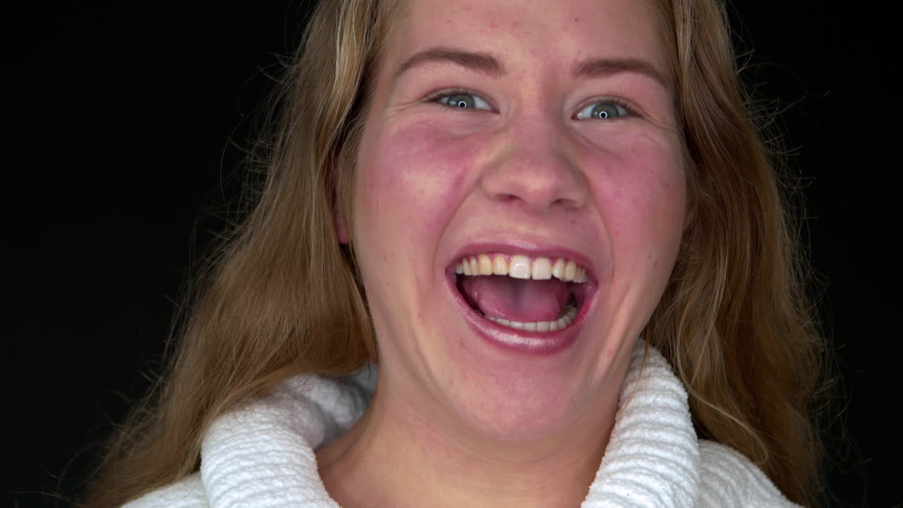 la joven se ríe loca como una psicópata