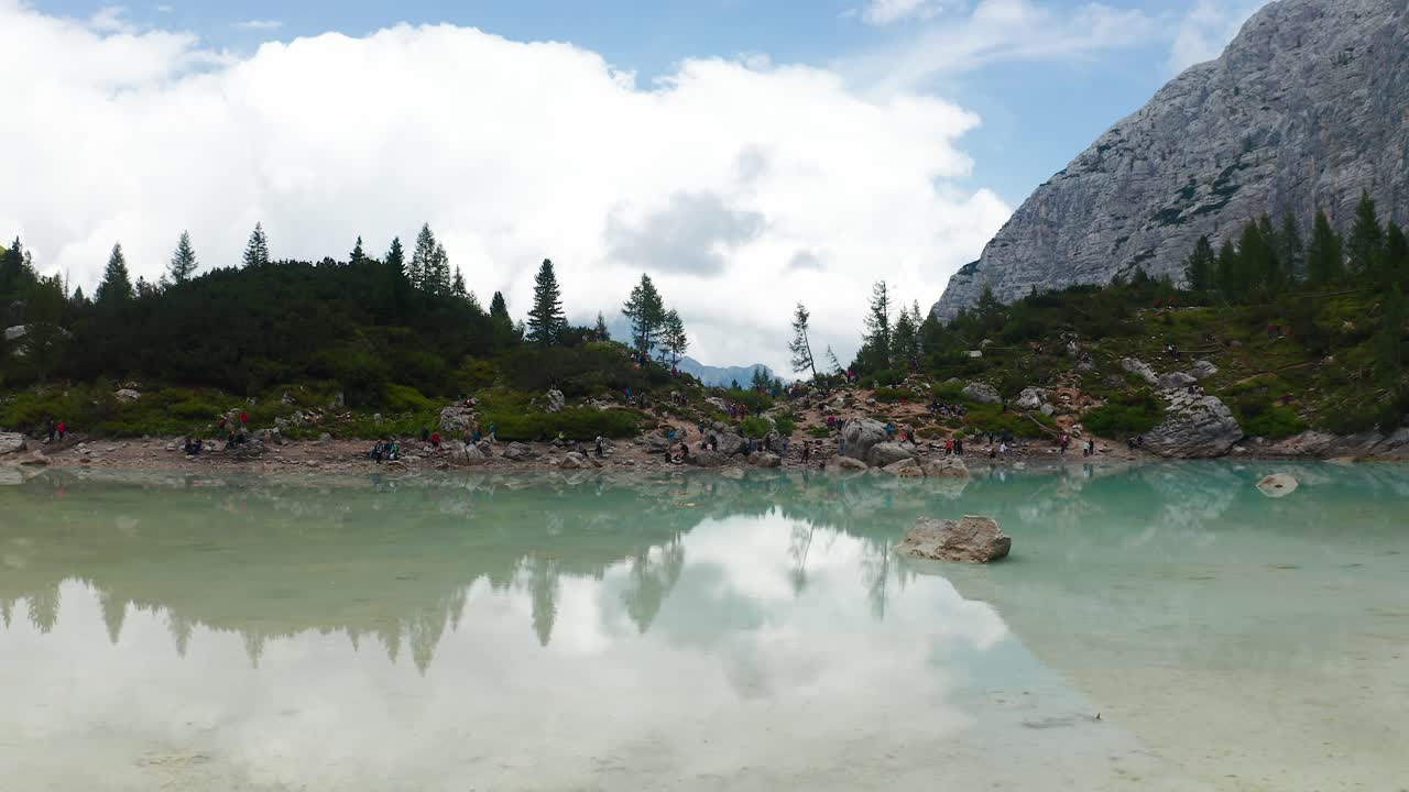 bajo vuelo aéreo sobre el lago sorapis en los dolomitas