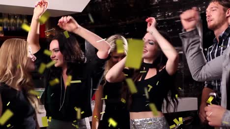 animación de confeti cayendo sobre un grupo feliz de amigos divirtiéndose en la fiesta