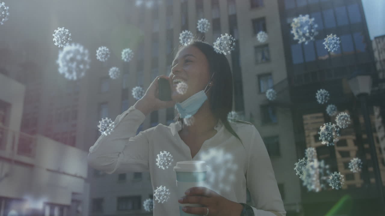 múltiples células de covid-19 flotando contra la mujer con la máscara bajada hablando en el teléfono inteligente
