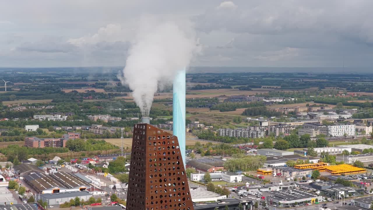Scie di vapore dalla Torre Energetica di Roskilde, moderno impianto di termovalorizzazione