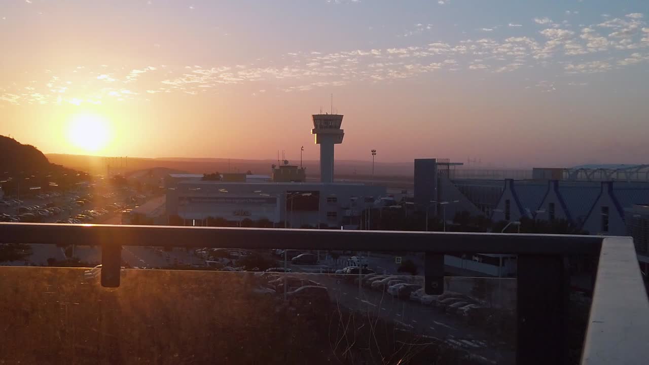 큐라소 국제공항 관제탑을 오른쪽에서 왼쪽으로 패닝