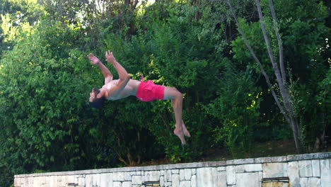 Hombre-Guapo-Haciendo-Un-Salto-Mortal-En-La-Piscina