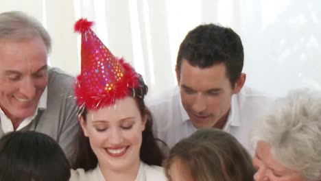 animación de familias sonrientes celebrando el cumpleaños de sus hijos
