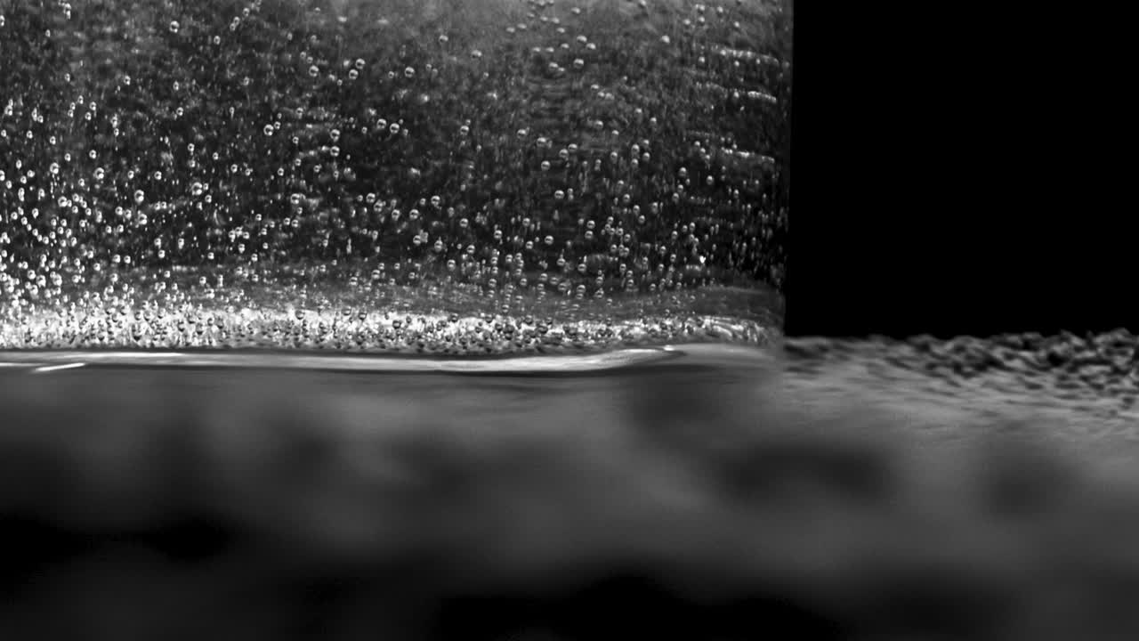 Bolle nel liquido e schiuma