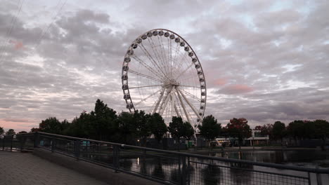 la grande roue de montreal al atardecer - noria en el antiguo puerto de montreal vacía durante la pandemia de coronavirus en quebec, canadá