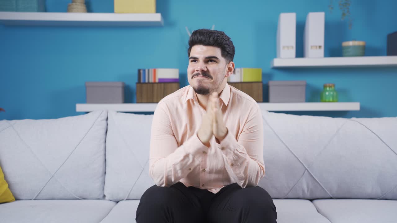 un joven sonriente volviendo a casa feliz y emocionado.