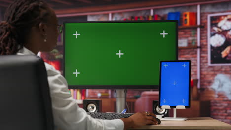 estudiante en casa navegando por internet en una computadora y una tableta de pantalla aislada