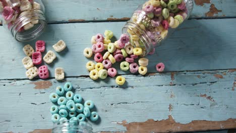 cereales esparcidos de un frasco en una mesa de madera 4k