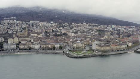 紐沙特爾 (neuchâtel) 位於瑞士阿爾卑斯山區,在冬天最美麗的湖邊