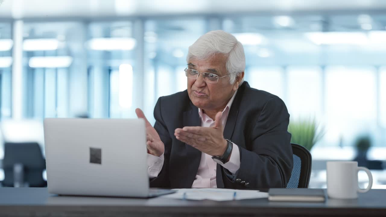 Dirigente indiano senior arrabbiato in videochiamata