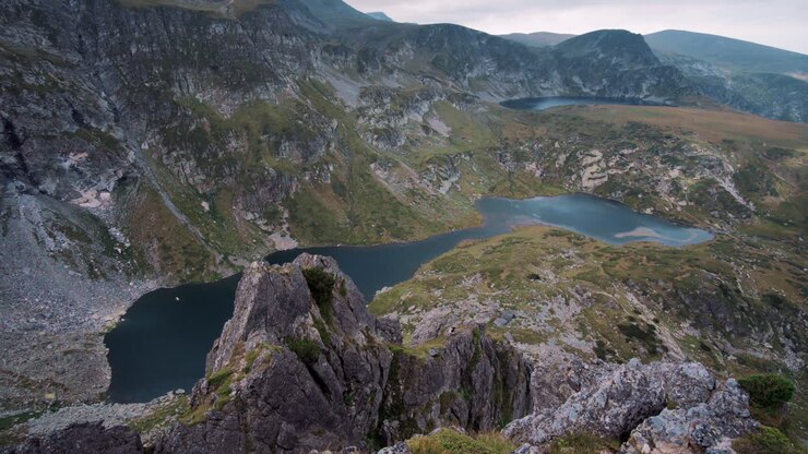 Il Lago Gemello visto dalla cima di Haramiya, situato sui Monti Rila della Bulgaria.
