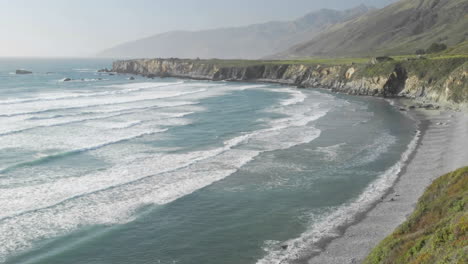 Schwenkzeitraffer-Von-Wellen,-Die-Am-Sand-Dollar-Strand-In-Big-Sur-Kalifornien-Brechen