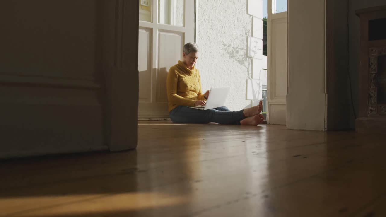 mujer mayor sola en casa