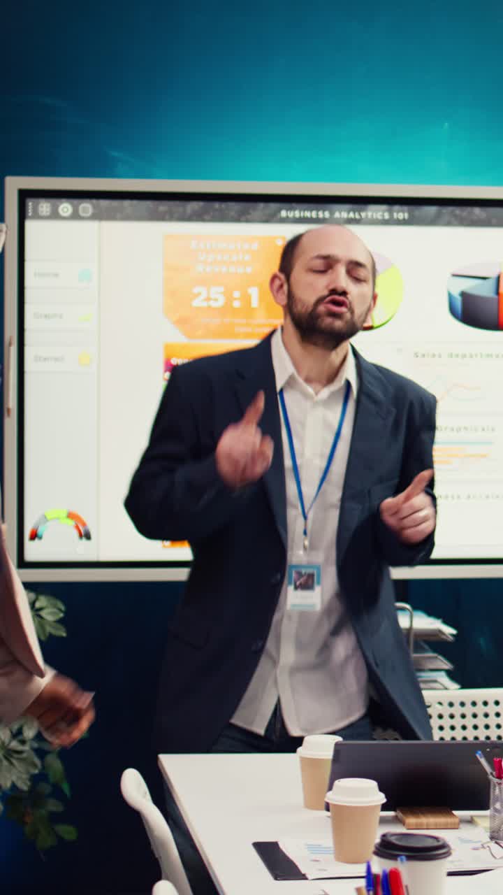 Imprenditore energico balla e celebra il successo durante una riunione in ufficio