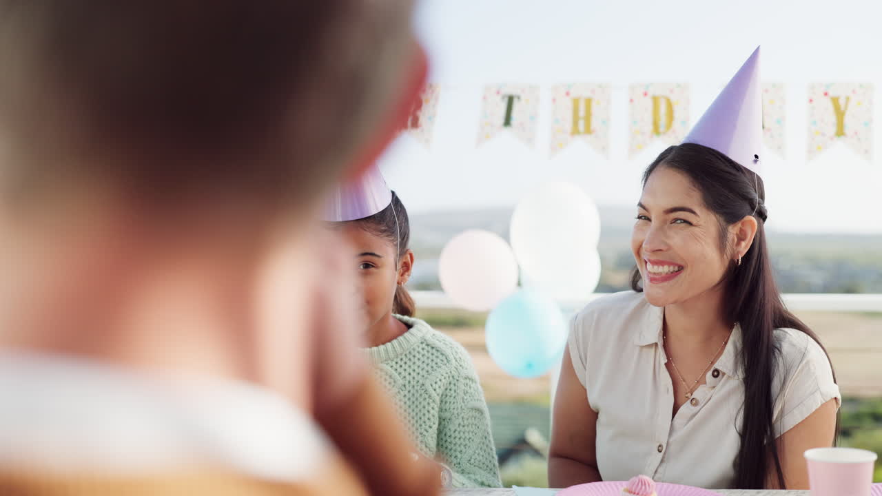 행복한, 어머니와 딸은 생일을 위해 공원에서