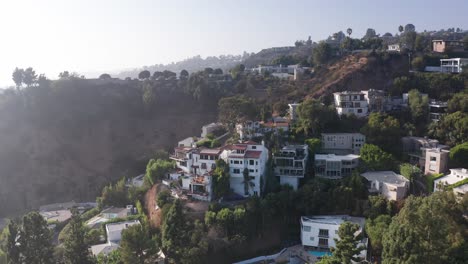 Toma-Aérea-De-Las-Mansiones-De-Beverly-Hills-En-Una-Ladera