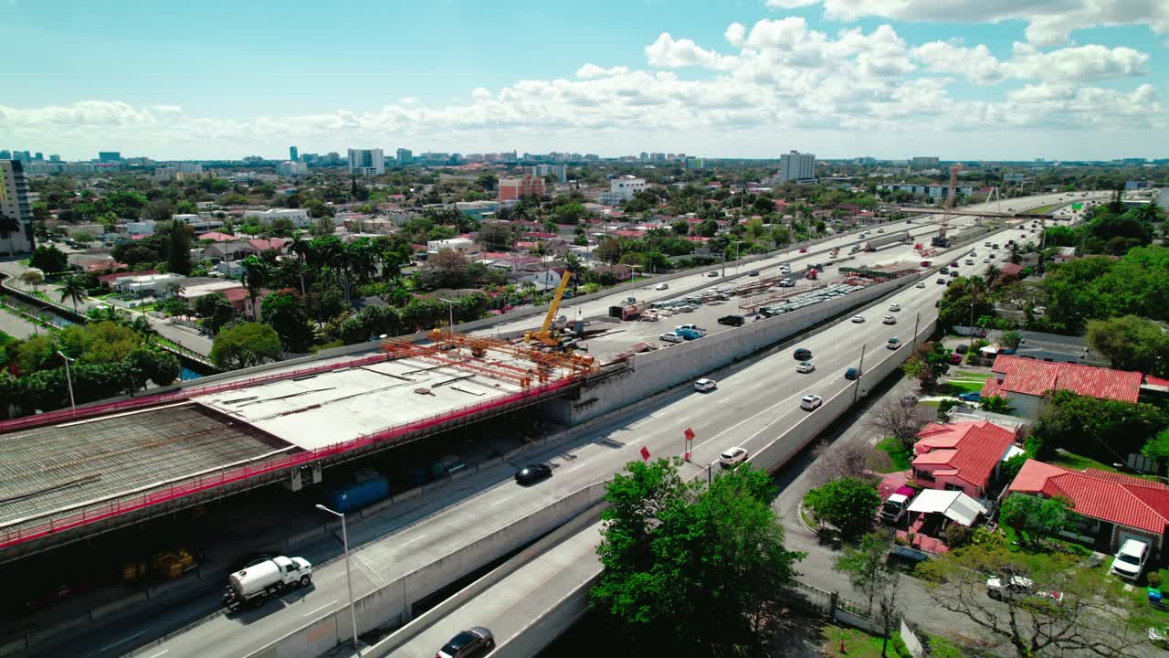 la autopista de miami florida en construcción