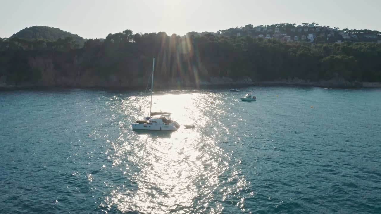 Volo intorno a una barca sulla costa mediterranea della Spagna.