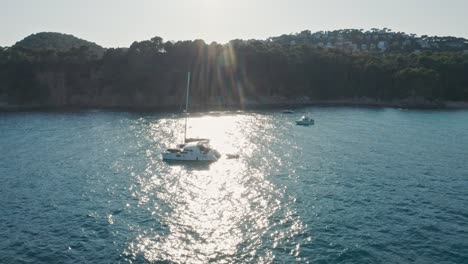 volando alrededor de un barco en la costa mediterránea españa