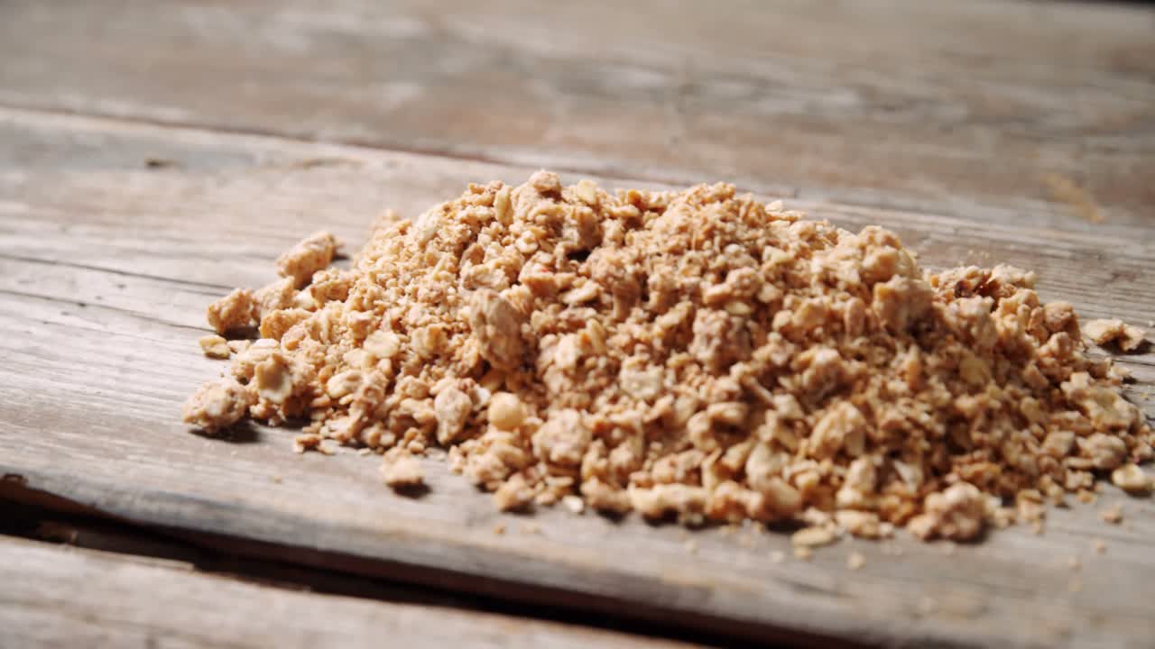 granola en una mesa de madera 4k