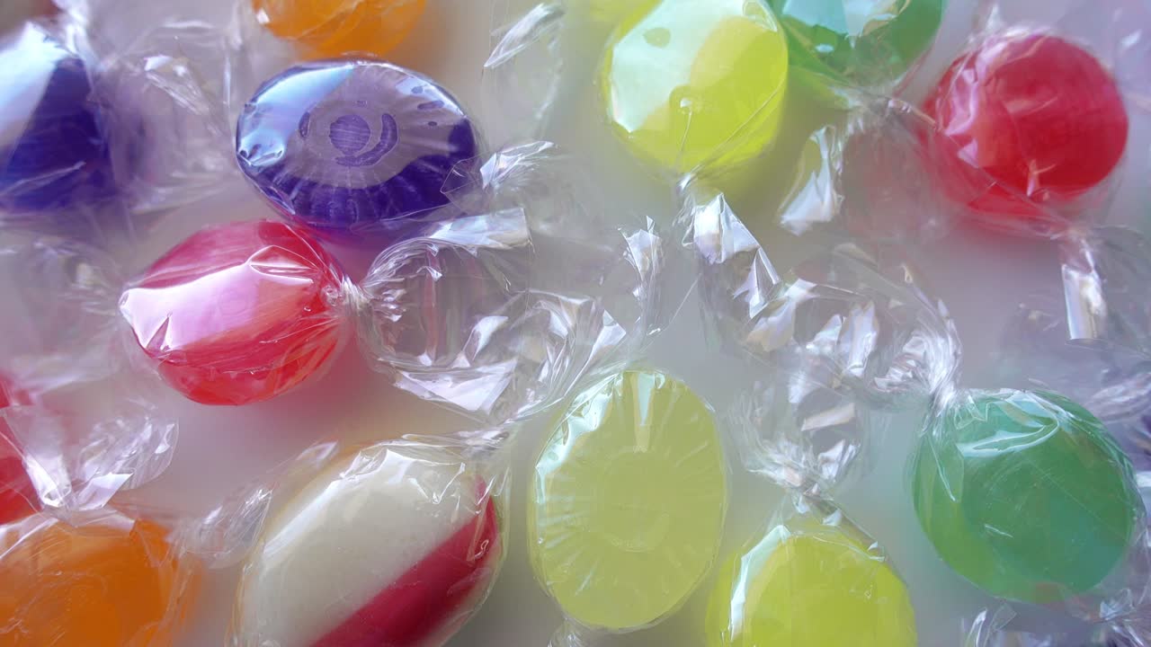 다양한 종류의 사탕이 회전합니다.