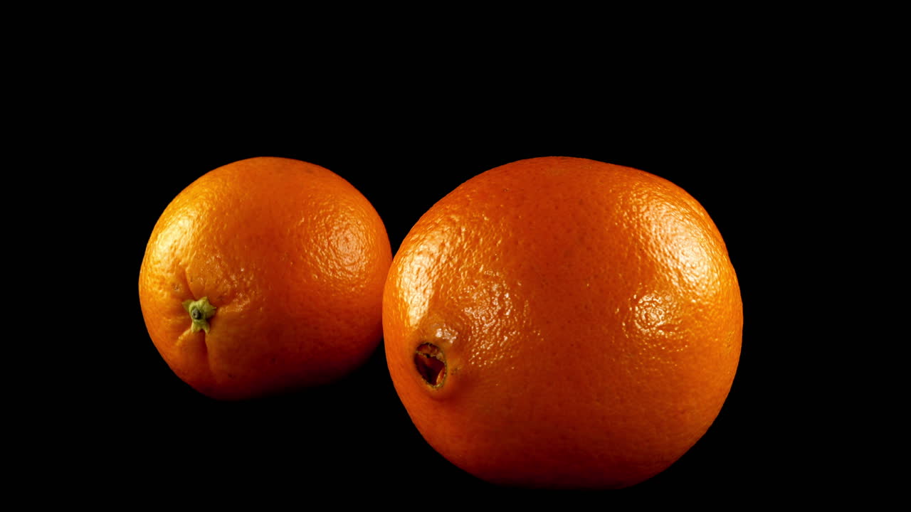 Appelsiner på en sort baggrund