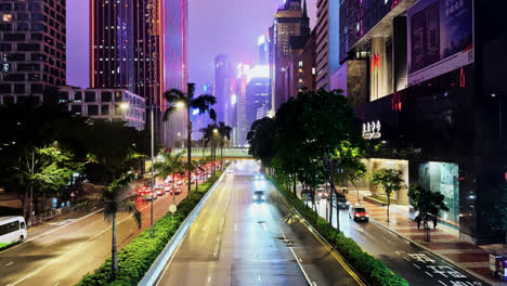 Tráfico-Circulando-Por-La-Carretera-De-Gloucester-Por-La-Noche-Durante-Una-Lluvia-Ligera,-Iluminando-Las-Luces-De-La-Ciudad