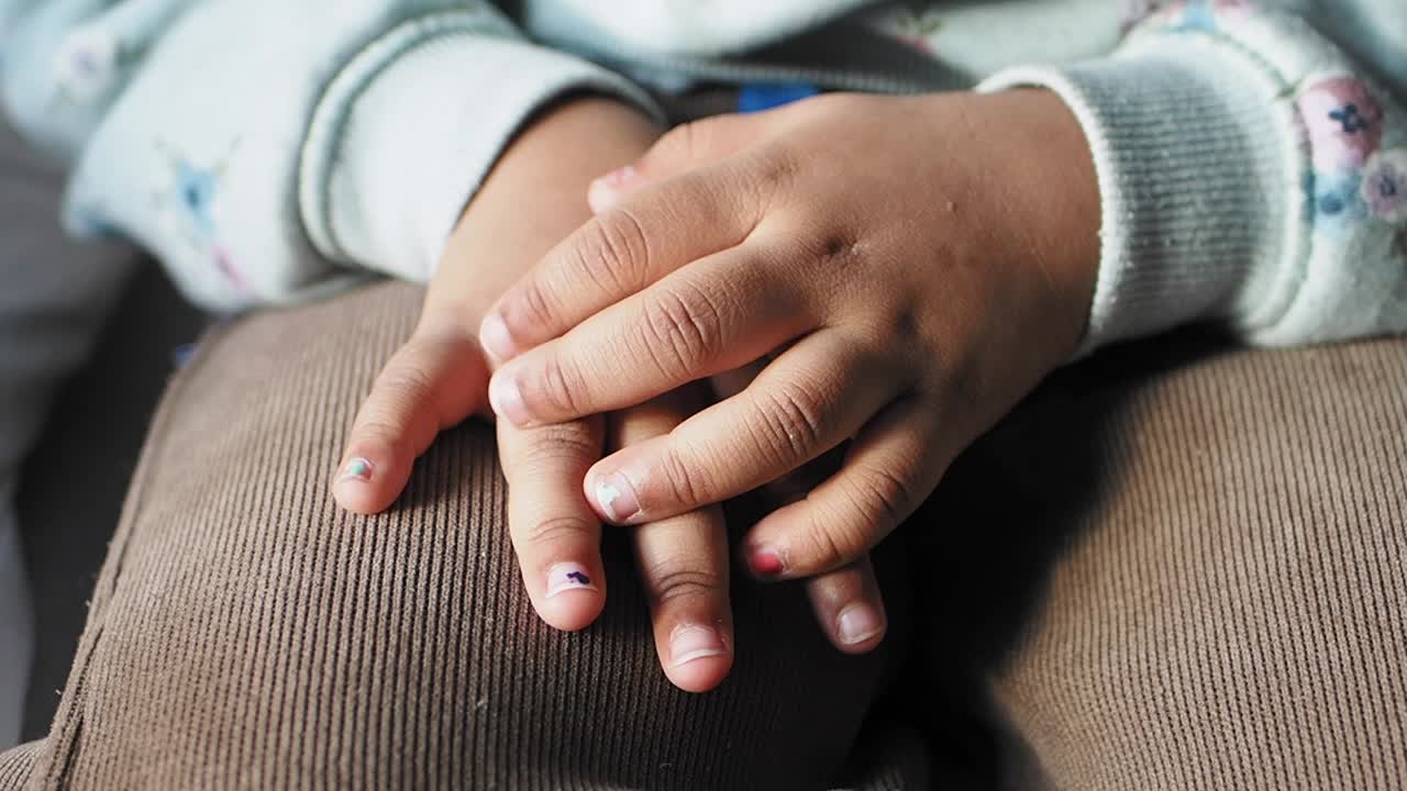 primer plano de las manos de un niño pequeño