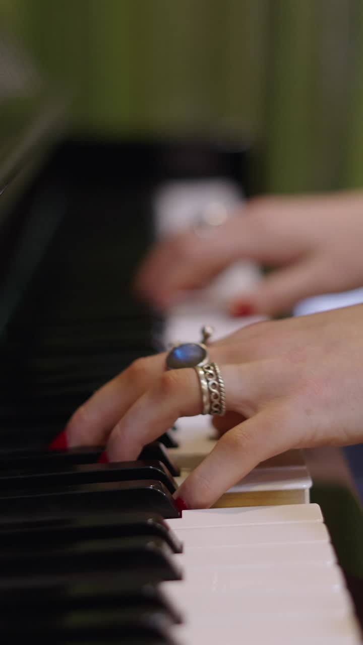 Manos tocando el piano