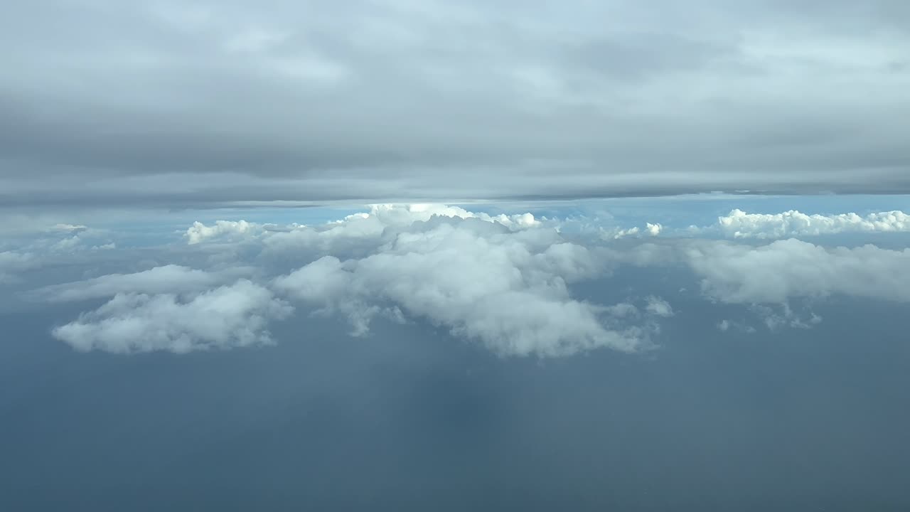 volando a través de un cielo de invierno mientras volaba sobre el mar mediterráneo a 4000 m de altura