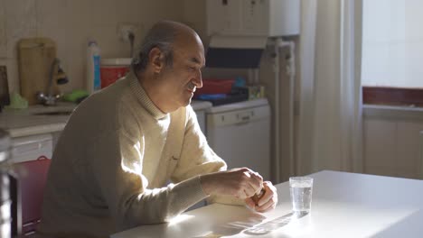 El-Anciano-Está-Tomando-Medicamentos-En-Casa.-Concepto-De-Enfermedad-Y-Soledad.