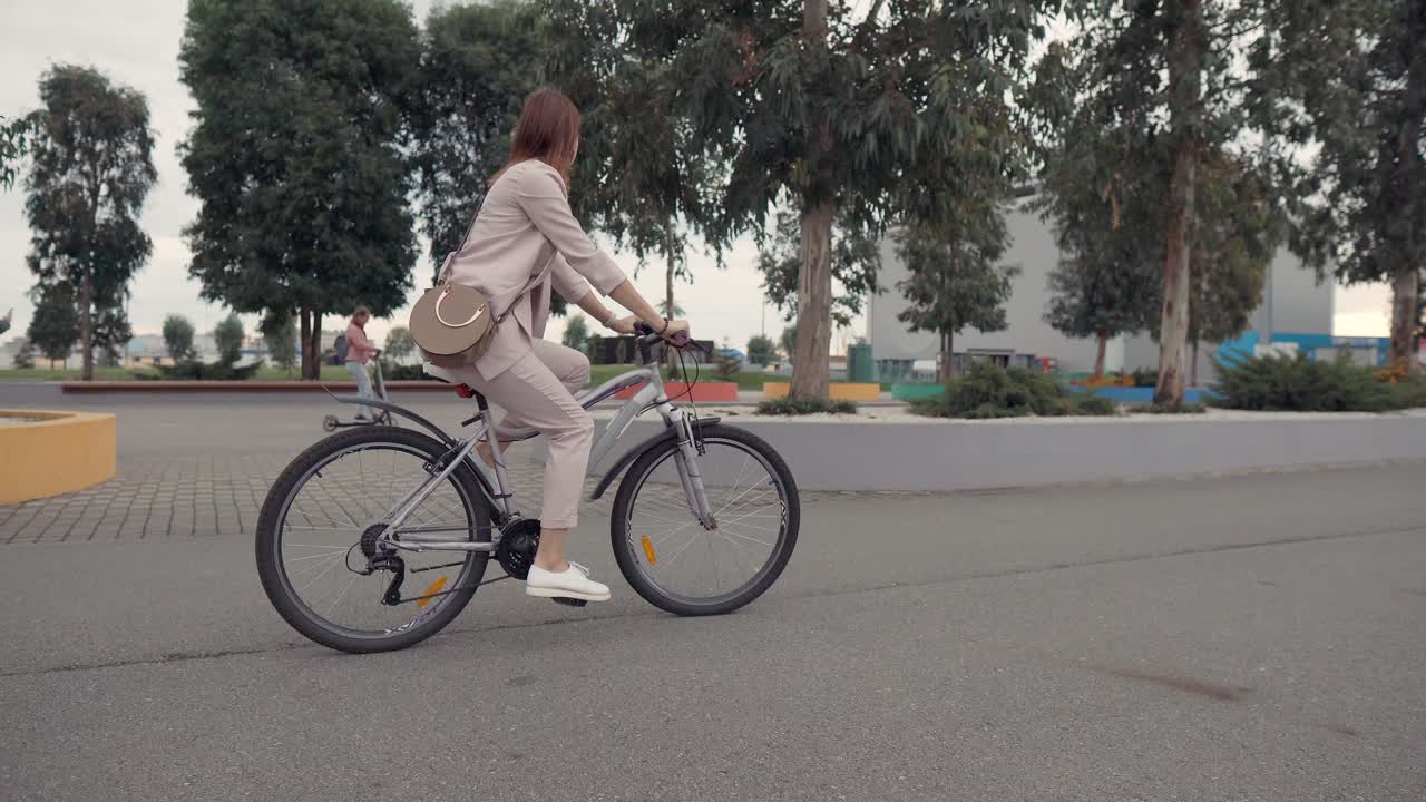 도시에서 자전거를 타는 여자