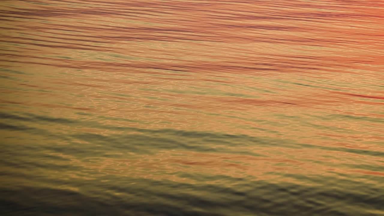Splendida superficie d'acqua al tramonto, sfondo astratto