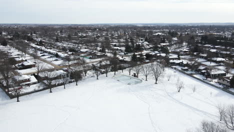 Wegfliegende-Kamerabewegungsdrohne-In-Einer-Eisbahn,-Ontario,-Kanada