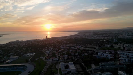 Una-Puesta-De-Sol-Perfecta-Sobre-El-Río-Tajo-Que-Desemboca-En-El-Océano-A-Través-De-Lisboa,-Portugal.