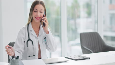 médico, mujer y llamada telefónica con telemedicina