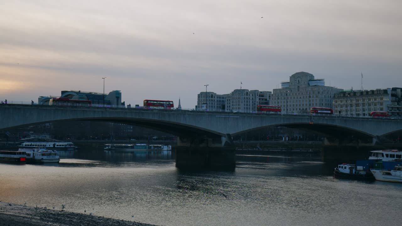 아름다운 타임스, 웨스트민스터 궁전의 물 속의 저녁 반사.