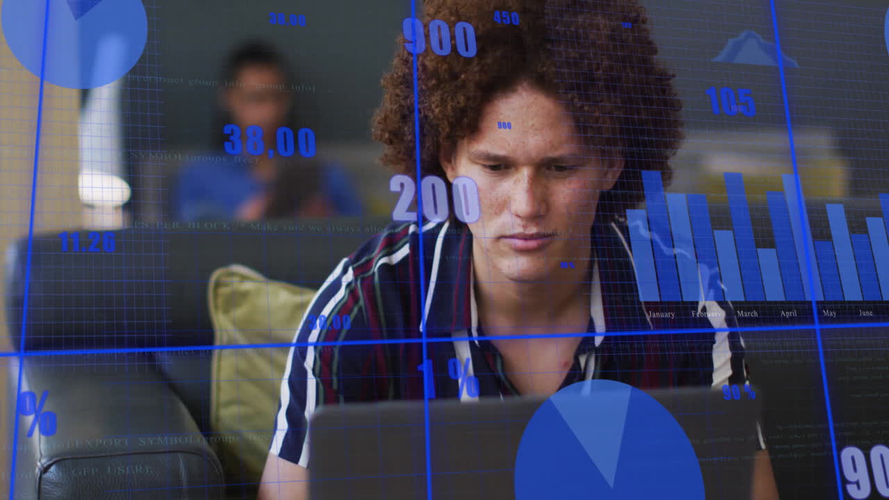 animación del procesamiento de datos financieros sobre empresario biracial en el cargo