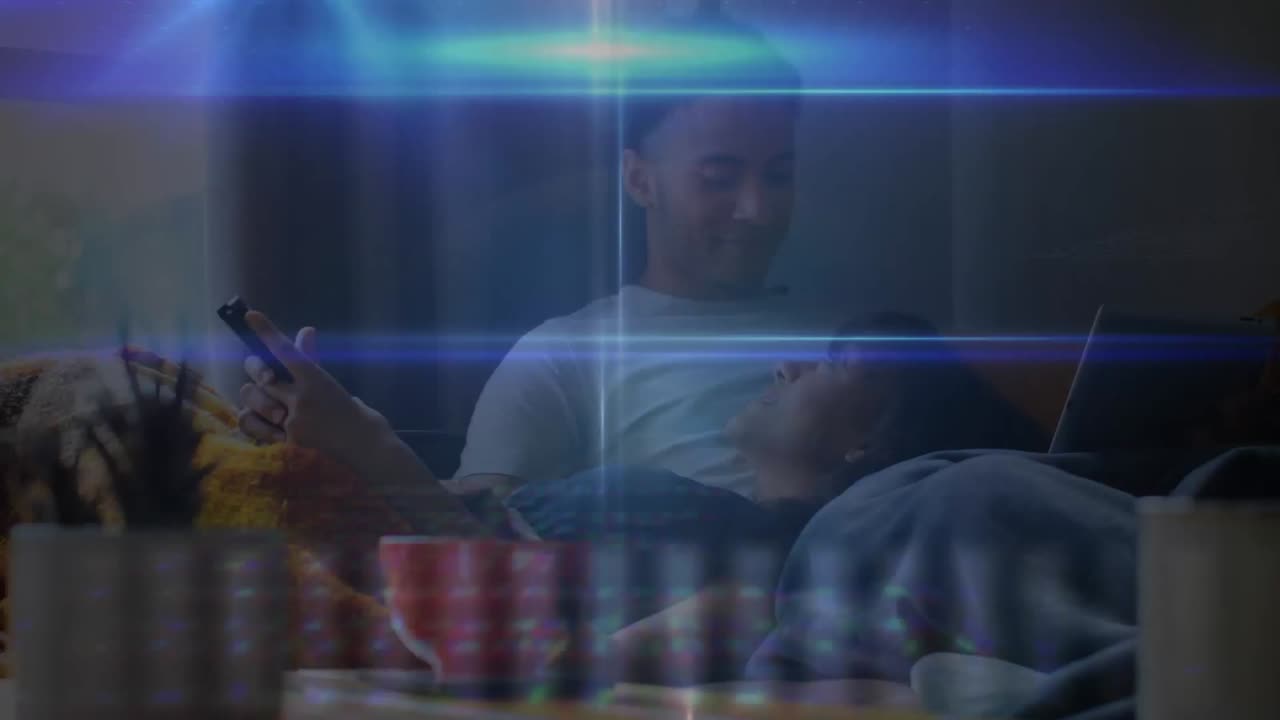 procesamiento de datos contra pareja utilizando tableta digital y teléfono inteligente