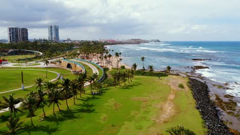 Zumbido-Cerca-Del-Viejo-San-Juan-Puerto-Rico-A-Lo-Largo-De-La-Costa